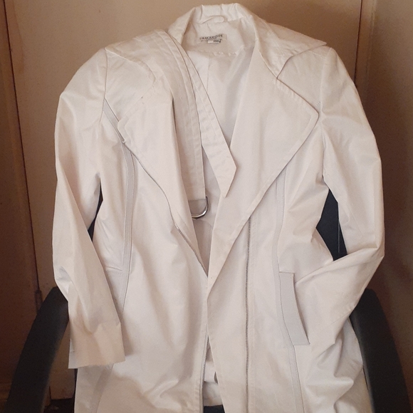White- raincoat with belt - Picture 4 of 5